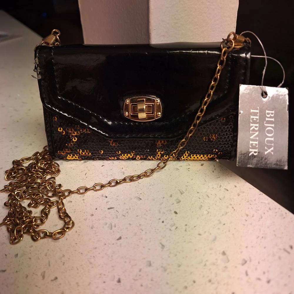 NWT Bijoux Terner Black and Gold Sequin Clutch. - Picture 1 of 4